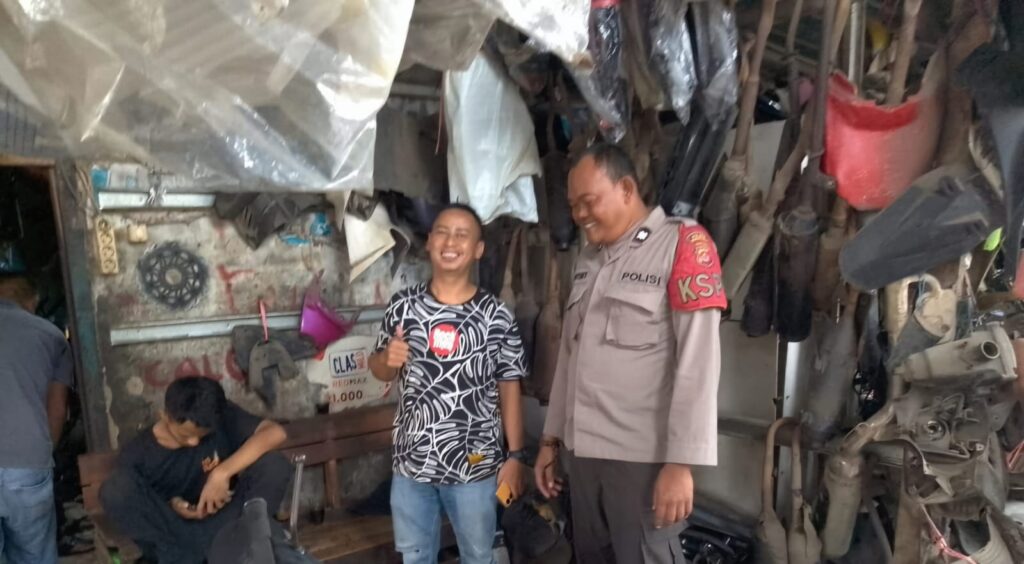 Polsek Menes Polres Pandeglang Giatkan Patroli Kamtibmas dan Sambangi Bengkel Sepeda Motor Bekas 7 WhatsApp Image 2024 04 25 at 16.37.51