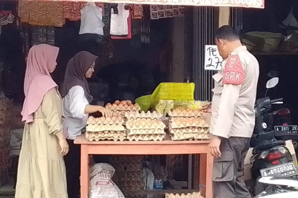 Polsek Menes Polres Pandeglang Gelar Kegiatan Sambang Patroli Dialogis di Pasar Tradisional 8 WhatsApp Image 2024 04 25 at 16.40.32
