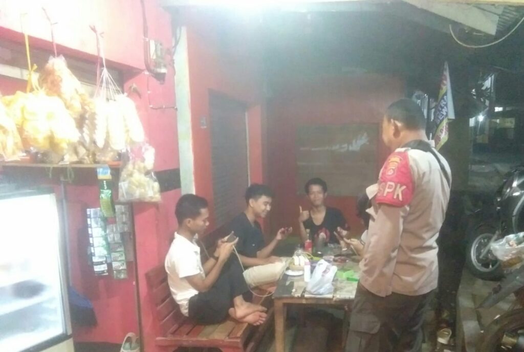 Polsek Menes Polres Pandeglang Gelar Patroli Malam untuk Jaga Situasi Kamtibmas 9 WhatsApp Image 2024 04 25 at 16.43.53