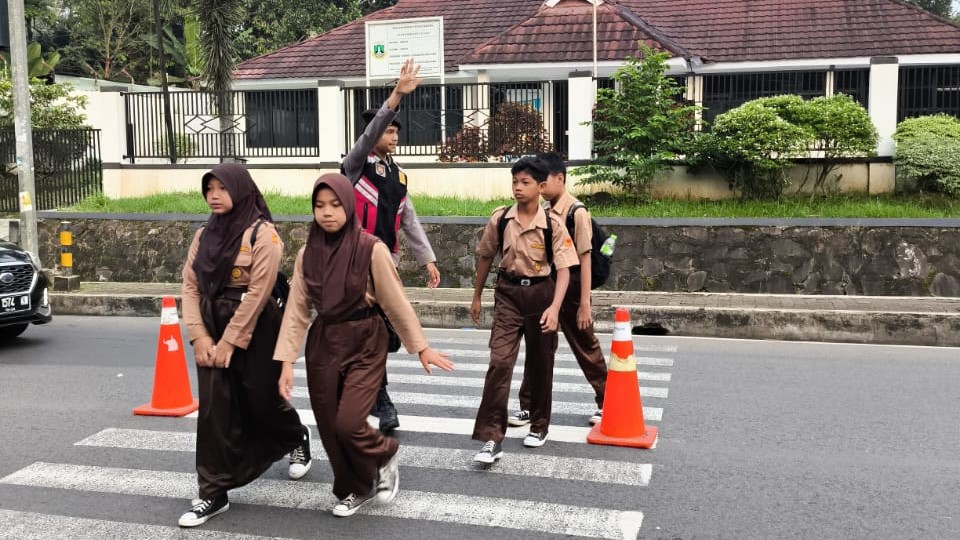 Sat Samapta Polres Pandeglang Memberikan Pelayanan dan Kepedulian kepada Anak Sekolah Melalui Kegiatan Strong Point di SDN 1 Kadumerak 5 WhatsApp Image 2024 04 25 at 19.16.05