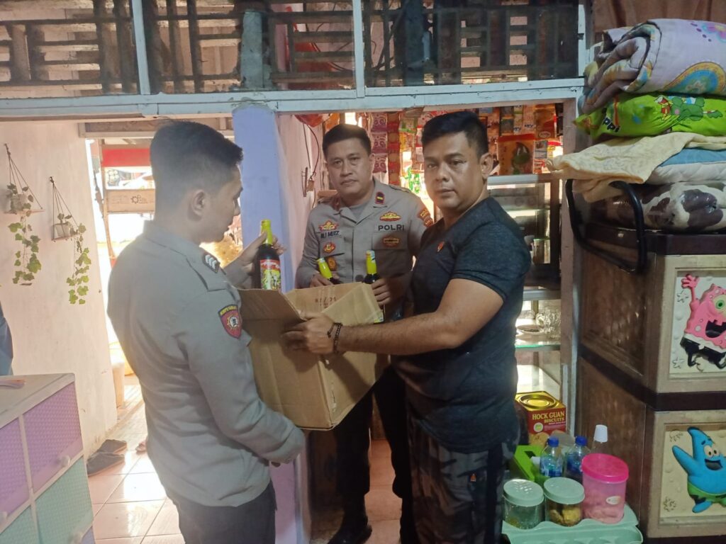 Polsek Cikedal Polres Pandeglang Berhasil Amankan Minuman Beralkohol dalam Operasi Pekat Tahun 2024 10 WhatsApp Image 2024 04 25 at 19.40.40