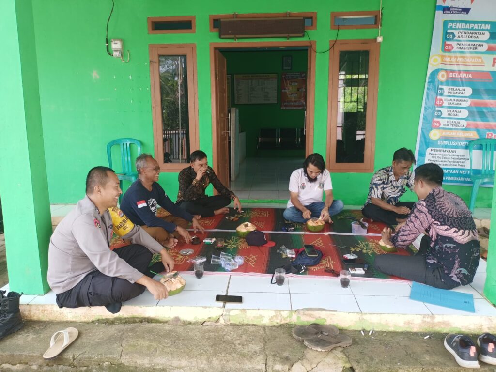 Polsek Cibaliung Polres Pandeglang: Melakukan Sambang Door to Door untuk Mempererat Hubungan dengan Masyarakat 2 WhatsApp Image 2024 04 25 at 19.54.23