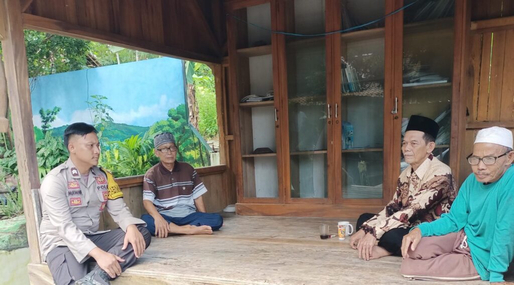 Anggota Polsek Cibaliung Laksanakan Sambang kepada Warga Binaan 1 WhatsApp Image 2024 04 28 at 11.19.04