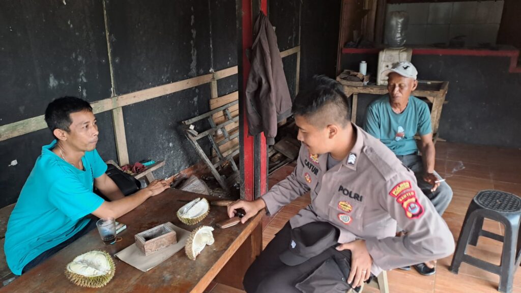 Bhabinkamtibmas Polsek Mandalawangi Terus Lakukan Sambang dan Silaturrahmi untuk Ciptakan Kamtibmas yang Aman dan Kondusif 2 WhatsApp Image 2024 04 28 at 13.24.36