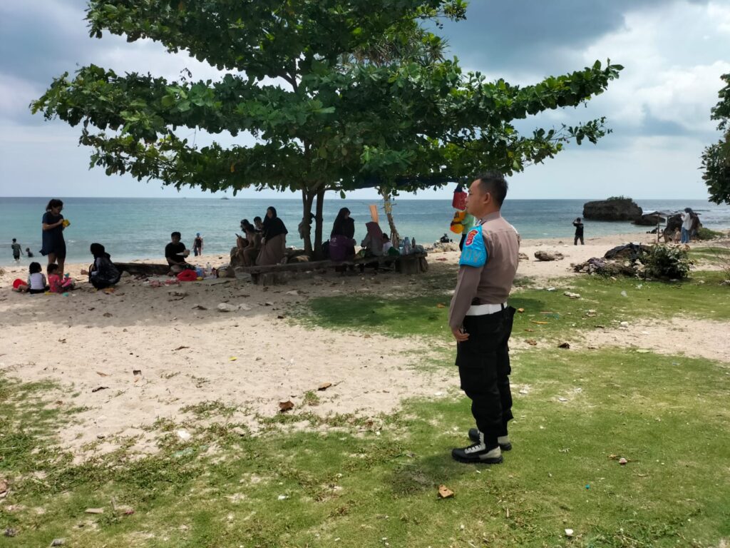 Patroli Dialogis Polsek Panimbang: Memastikan Keamanan dan Ketertiban di Tempat Wisata Pantai 4 WhatsApp Image 2024 04 28 at 14.12.05