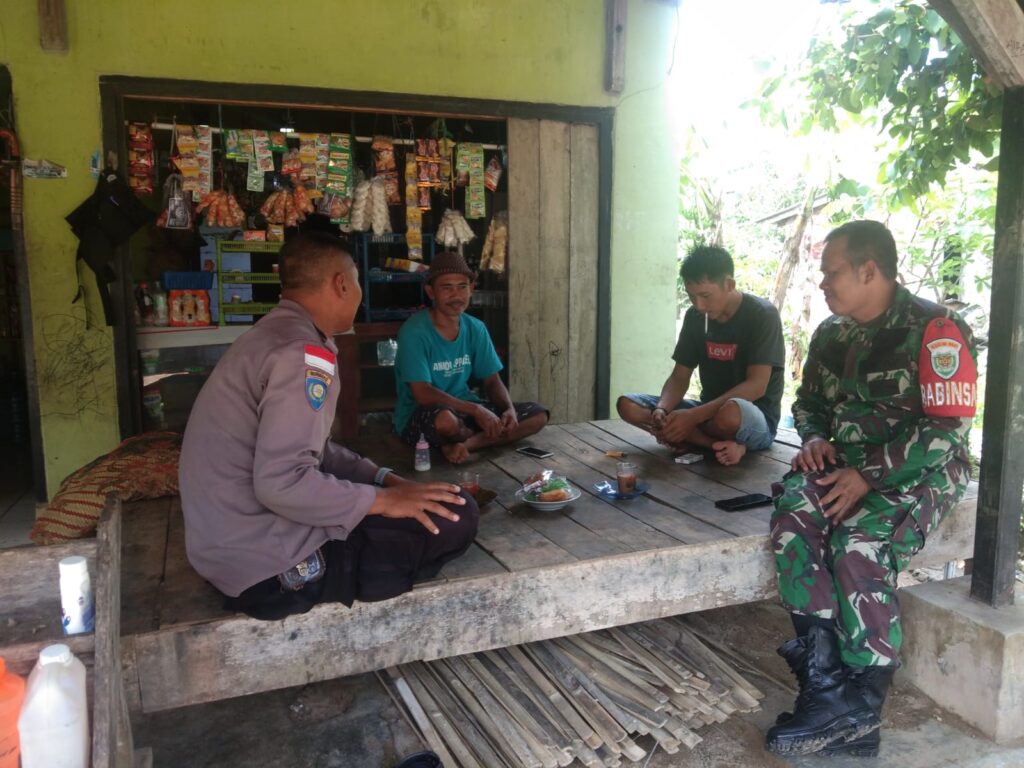 Bhabinkamtibmas Polsek Cikeusik Sambangi pedagang di kp.Sukamulya Desa Sukamulya Kec. Cikeusik 7 WhatsApp Image 2024 04 28 at 16.57.06