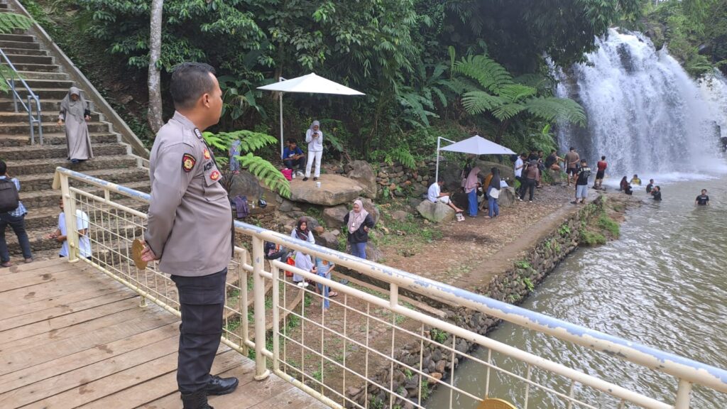Personil Polsek Mandalawangi Polres Pandeglang Himbau Pengunjung Wisata Curug Goong untuk Memperhatikan Keamanan 8 WhatsApp Image 2024 04 28 at 17.05.18
