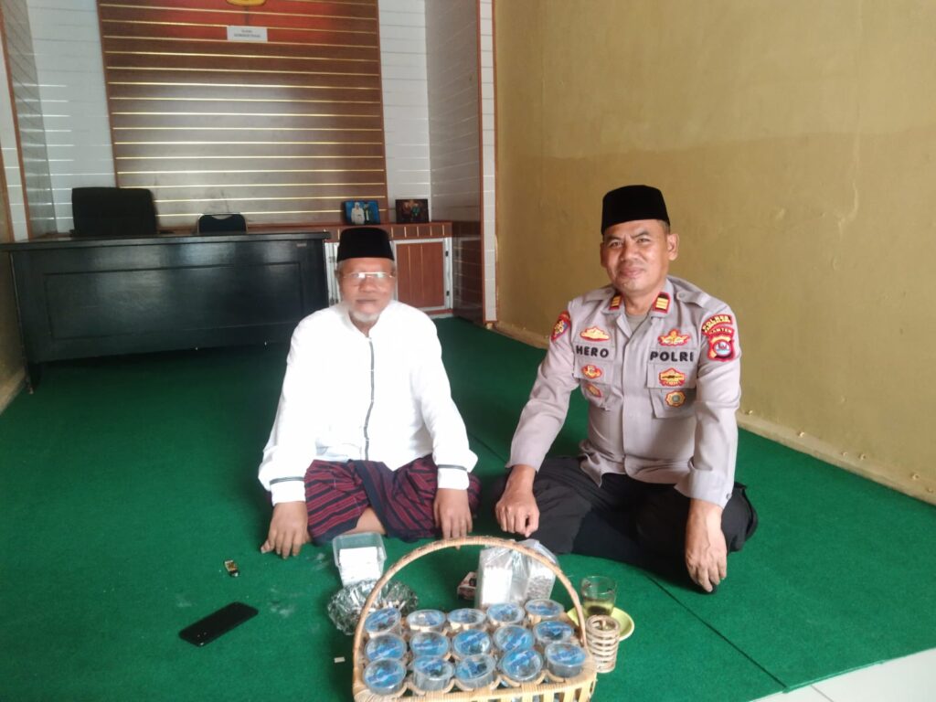 Kapolsek Menes Polres Pandeglang Jalin Silaturahmi dengan Para Tokoh Agama dan Tokoh Masyarakat 9 WhatsApp Image 2024 04 28 at 17.31.38
