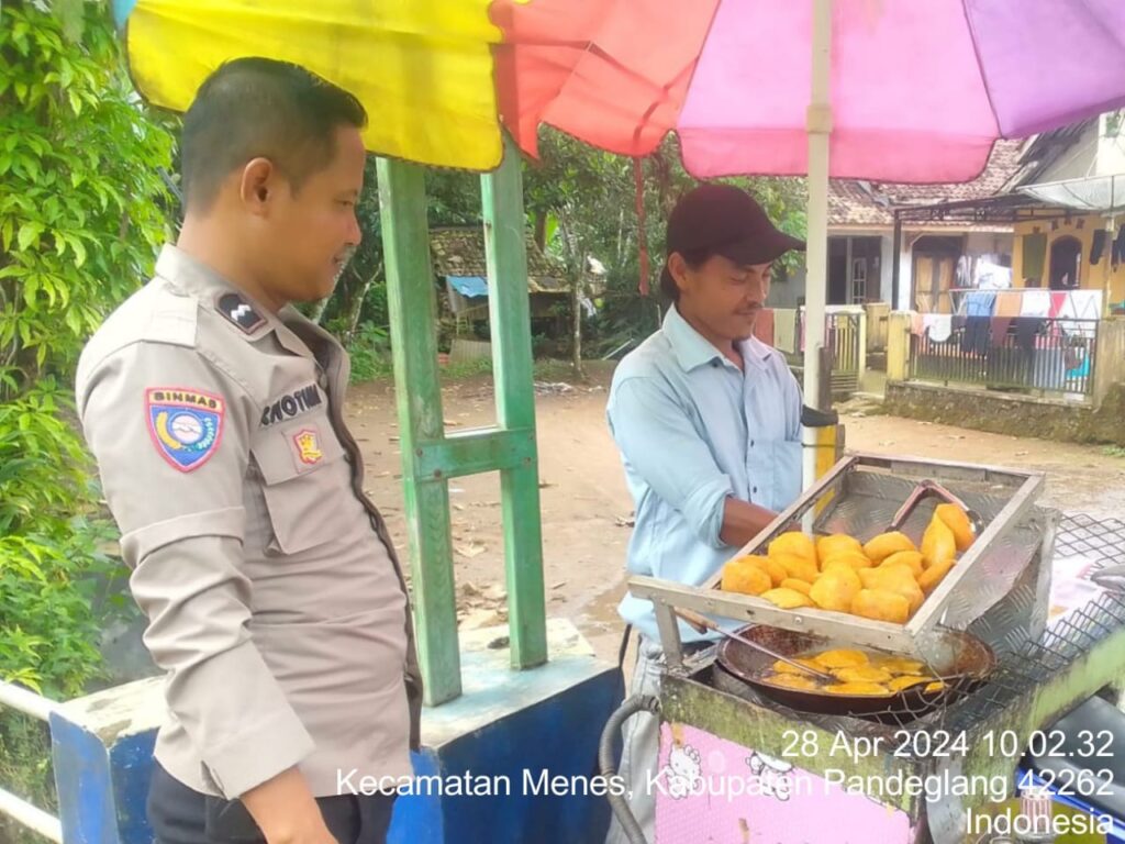 Polsek Menes Polres Pandeglang Sambangi Pedagang Keliling dalam Upaya Jaga Kamtibmas 10 WhatsApp Image 2024 04 28 at 17.36.50