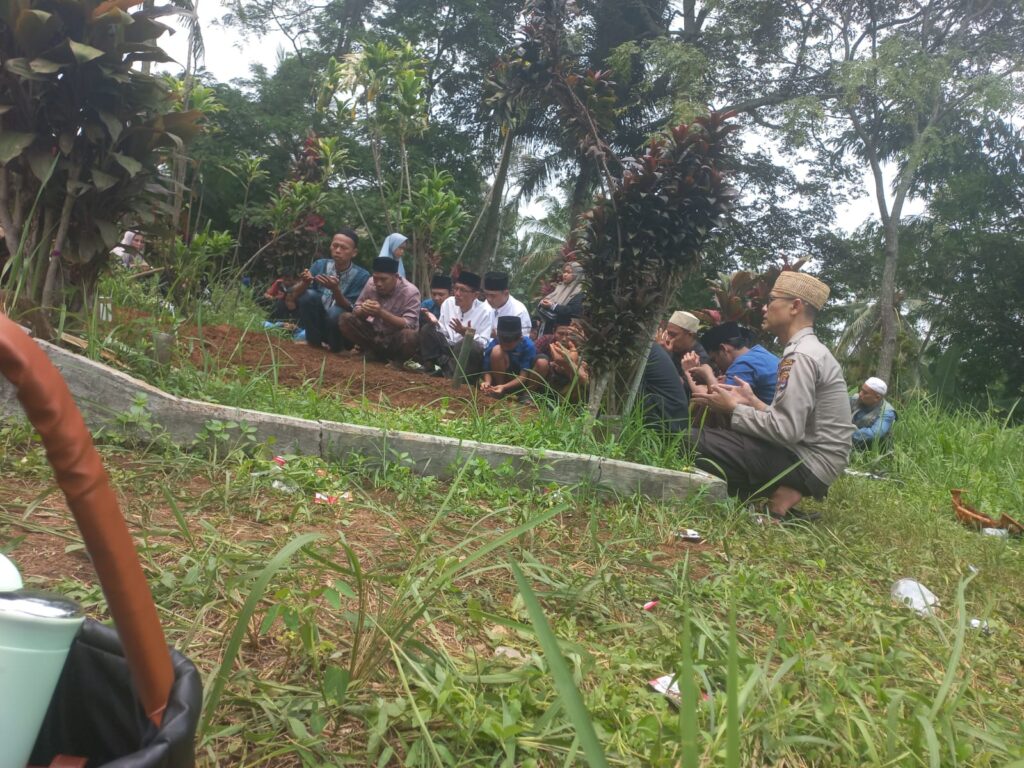 Bhabinkamtibmas Polsek Cadasari Polres Pandeglang Menghadiri Takziah Pemakaman Warga Binaan 6 IMG 20240502 WA0007