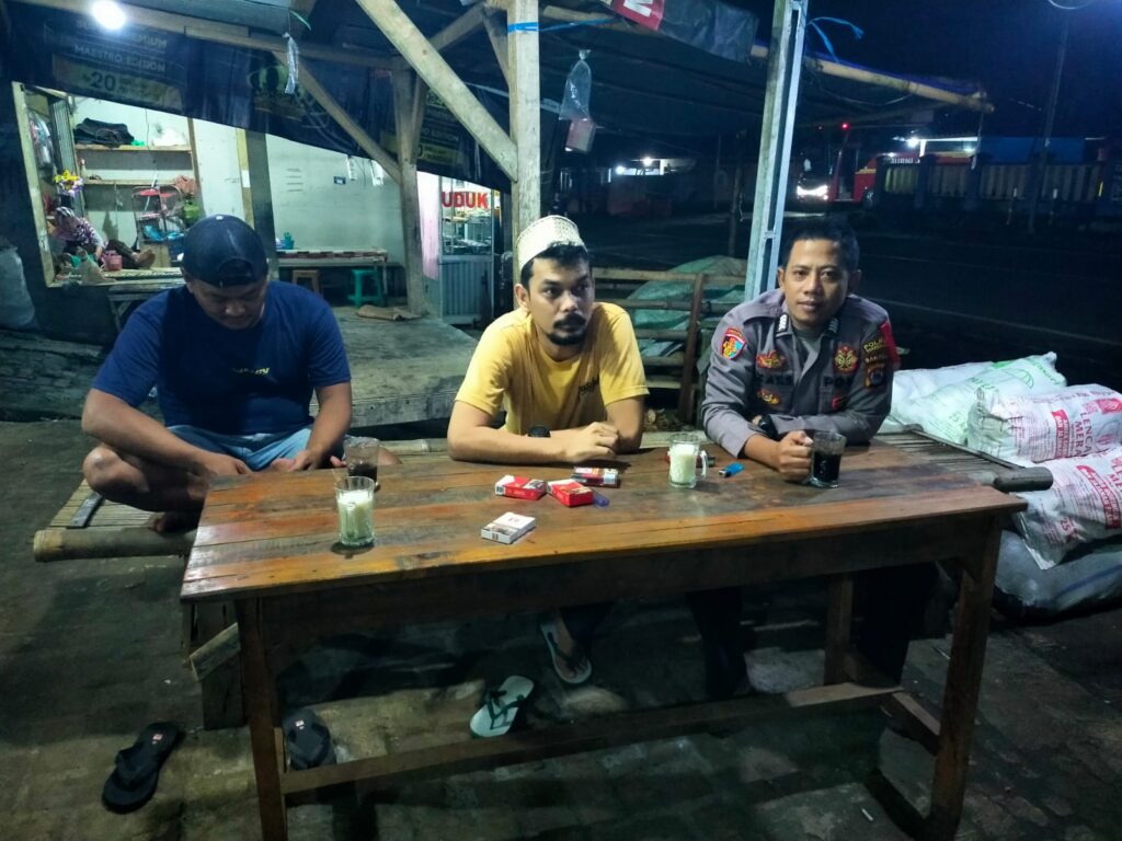Polsek Pagelaran Berikan Himbauan Kamtibmas dalam Patroli Rutin 10 WhatsApp Image 2024 05 01 at 02.54.29