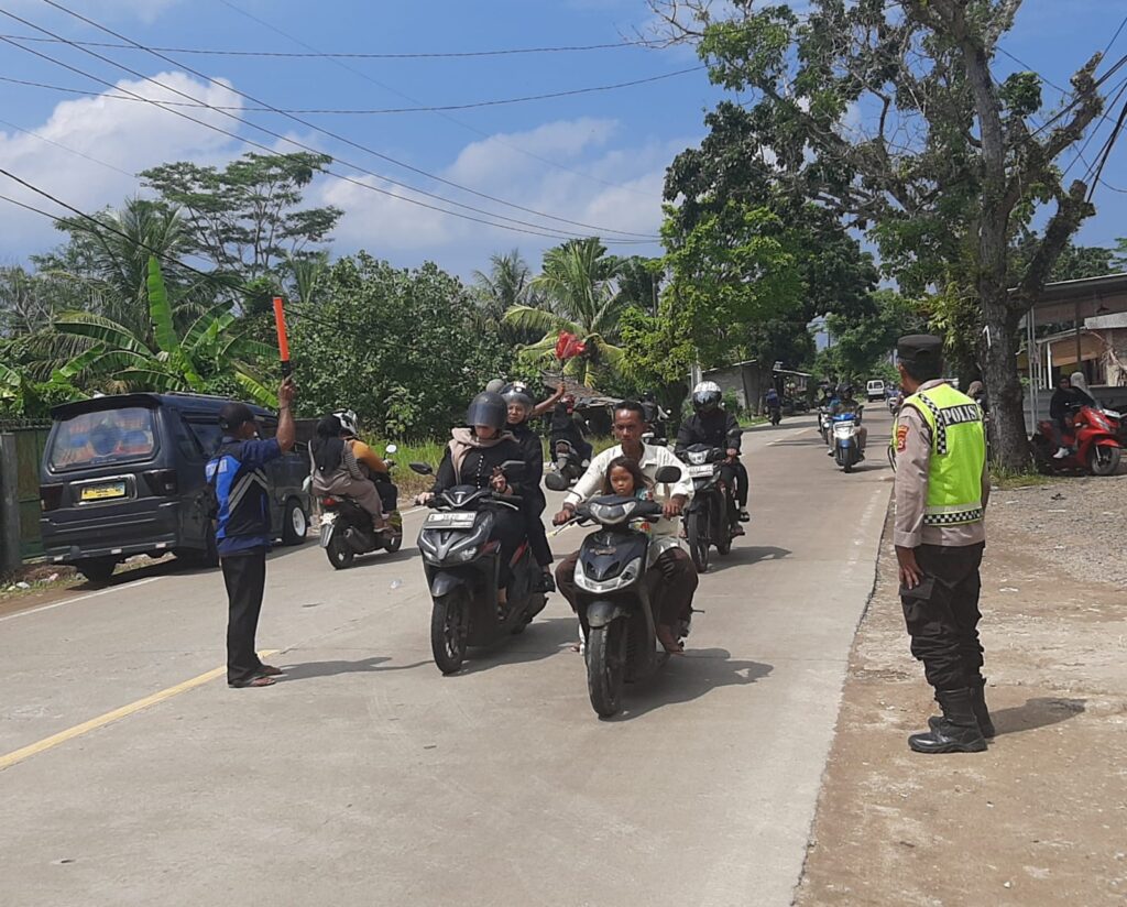Polsek Bojong Polres Pandeglang Gelar Kegiatan Strong Point untuk Kelancaran Lalulintas 3 WhatsApp Image 2024 05 02 at 10.33.30
