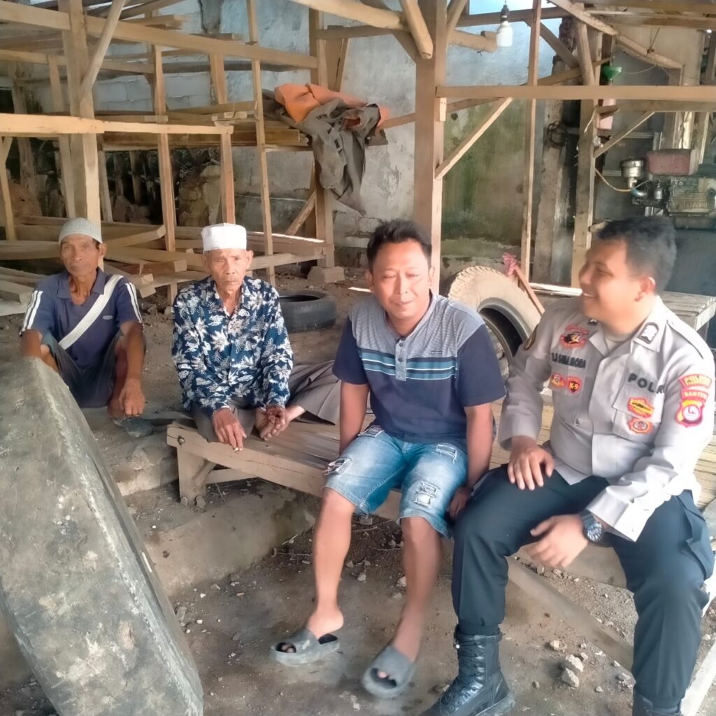 Personil Polsek Bojong Polres Pandeglang Gencar Lakukan Kegiatan Rutin Yang Ditingkatkan (KRYD) untuk Mencegah Kejahatan 4 WhatsApp Image 2024 05 02 at 14.41.36