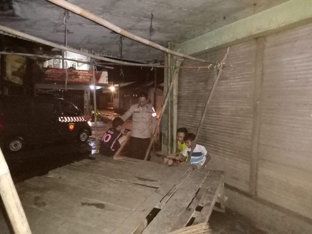 Polsek Saketi Terus Dekatkan Diri dengan Masyarakat Lewat Kegiatan Patroli Malam 1 WhatsApp Image 2024 05 02 at 20.06.51