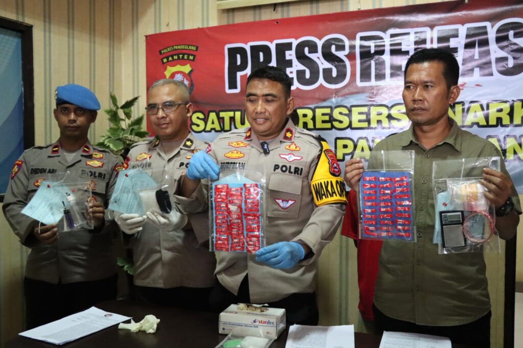 Polres Pandeglang Tangkap Dua Pengedar Narkoba Jenis Sabu-Sabu 8 WhatsApp Image 2024 06 05 at 13.44.18