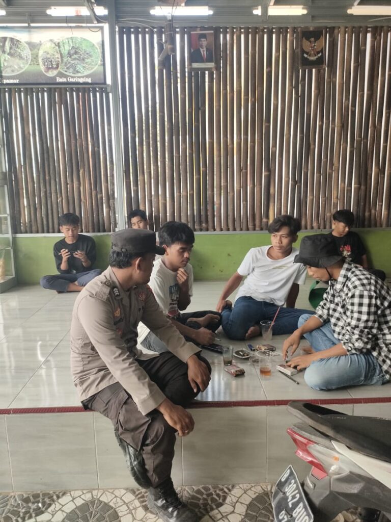 Bhabinkamtibmas Polsek Pulosari Jalin Silaturahmi dengan Warga Desa Karyawangi 8 WhatsApp Image 2024 06 07 at 01.26.55