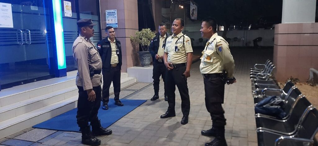 Bhabinkamtibmas Sambangi Satpam Bank Bank BRI Kab. Pandeglang yang laksanakan tugas malam 9 WhatsApp Image 2024 06 07 at 01.29.41