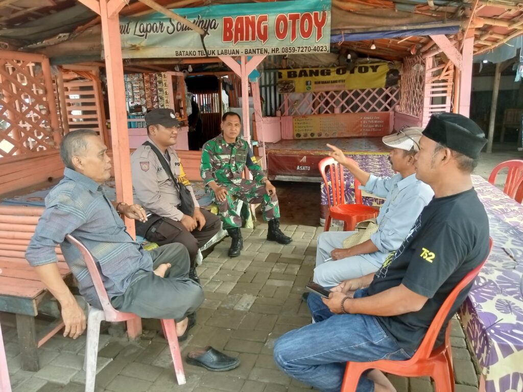 Polsek Labuan dan TNI Lakukan Patroli Dialogis untuk Jaga Kamtibmas 1 WhatsApp Image 2024 06 07 at 03.41.02