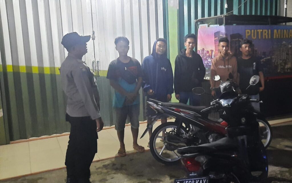 Patroli Dialogis Malam Hari, Polsek Picung Himbau Pemuda Jaga Kamtibmas 3 WhatsApp Image 2024 06 07 at 05.16.31