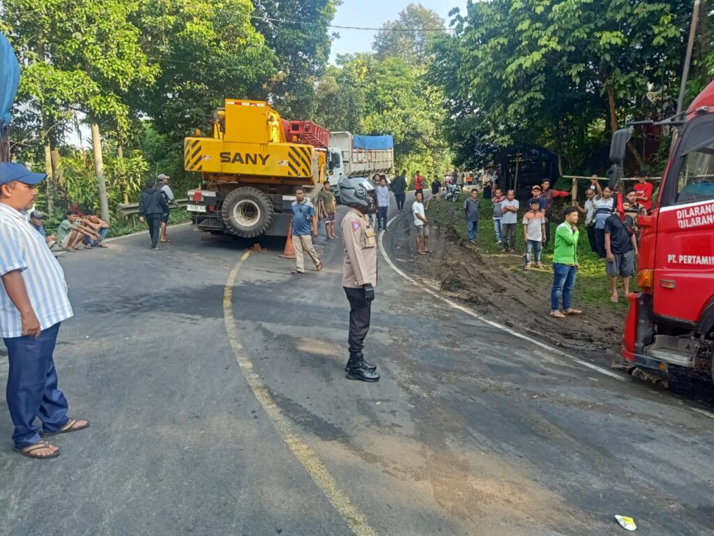 Kapolres Pandeglang Turun Tangan Atur Lalu Lintas Pasca Kecelakaan Mobil Pertamina di Jalan Raya Labuan 7 WhatsApp Image 2024 06 07 at 09.33.41
