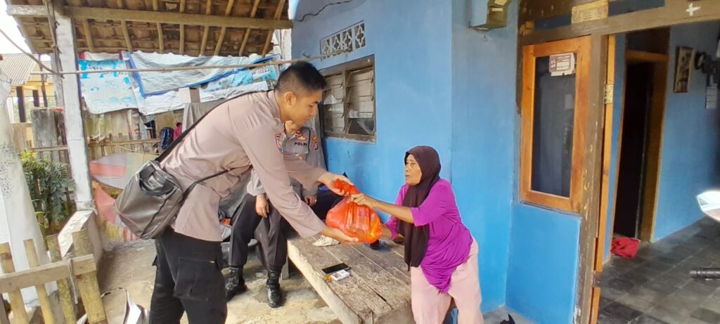 Bhabinkamtibmas Polsek Cimanuk Polres Pandeglang Berikan Bantuan Sosial kepada Warga Desa Sekong 2 WhatsApp Image 2024 06 09 at 23.01.13