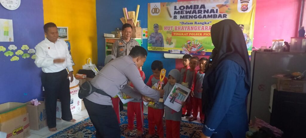 Polsek Picung Gelar Lomba Menggambar dan Mewarnai dalam Rangka HUT Bhayangkara ke-78 5 WhatsApp Image 2024 06 11 at 00.25.01