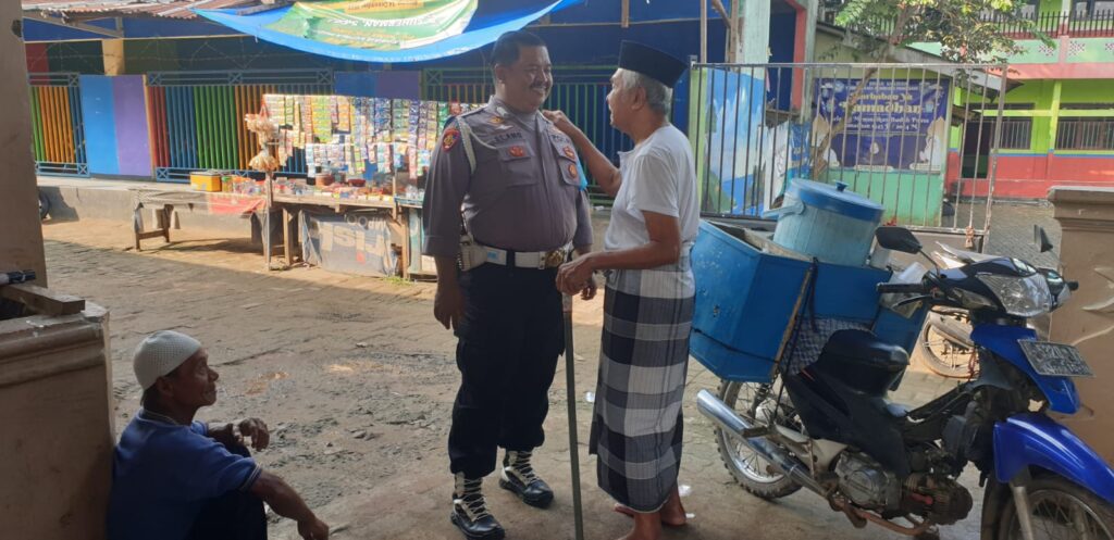 Bripka Elang Wirabuana Kanit Propam Polsek Picung Jalin Kedekatan Dengan Warga Desa Cililitan 10 WhatsApp Image 2024 06 11 at 01.50.02
