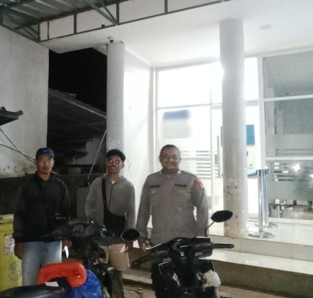 Polsek Cibaliung Gelar Sambang dan Patroli Malam, Ciptakan Rasa Aman dan Nyaman Bagi Warga Masyarakat 4 WhatsApp Image 2024 06 11 at 04.59.29