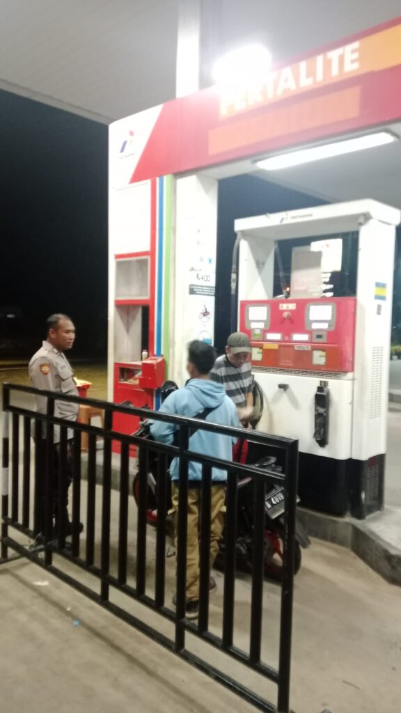 Patroli Malam Polsek Carita Amankan SPBU: Meningkatkan Keamanan Wilayah 5 WhatsApp Image 2024 06 11 at 06.26.27