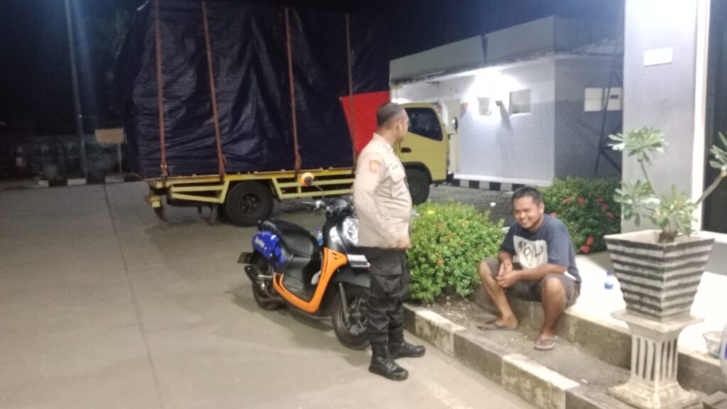 Patroli Malam Polsek Carita Himbau Supir Truk di SPBU: Mengamankan dan Meningkatkan Kesadaran Keselamatan 6 WhatsApp Image 2024 06 11 at 06.28.53