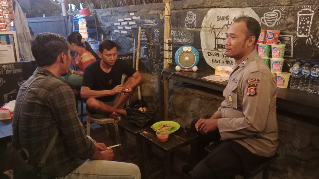 Patroli Malam Polsek Carita Sambangi Tempat Tongkrongan Pemuda di Pinggir Jalan Raya Carita: Meningkatkan Kesadaran Keselamatan dan Ketertiban 8 WhatsApp Image 2024 06 11 at 06.33.22