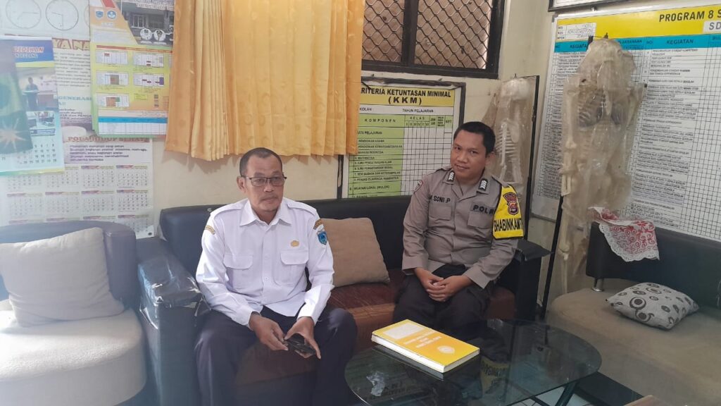 Polsek Pagelaran Gelar Kegiatan Sambang dan Sosialisasi Kamtibmas di SD Negeri 2 Sindanglaya 3 WhatsApp Image 2024 06 11 at 22.10.52