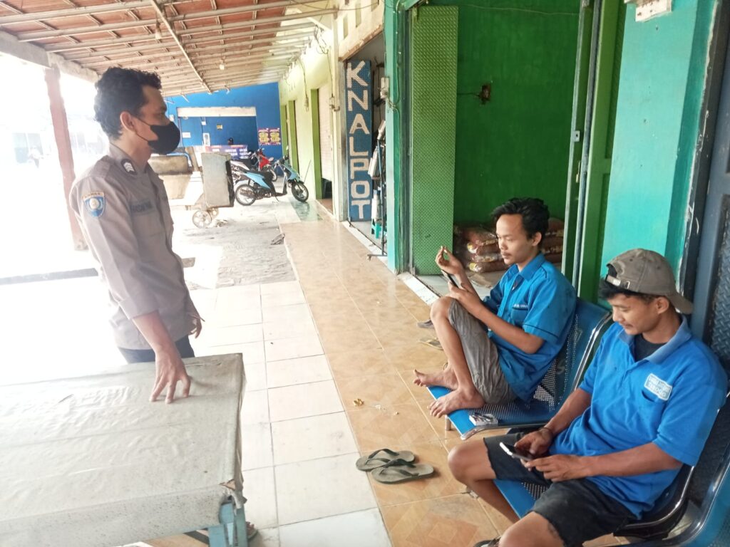 Patroli Dialogis Polsek Pagelaran: Memastikan Keamanan di Tempat Wisata Pantai Karoeng 5 WhatsApp Image 2024 06 11 at 22.17.23