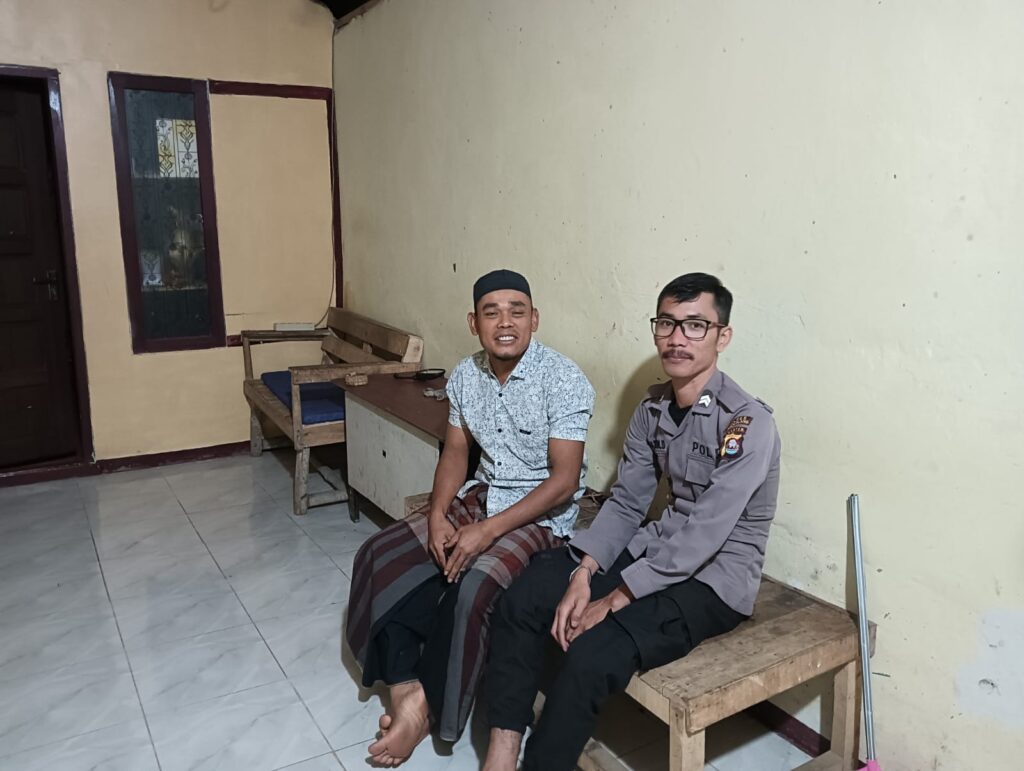 Polsek Mandalawangi Laksanakan Patroli Mobile dan Sambang untuk Cegah Gangguan Kamtibmas dan Kejahatan 3C 6 WhatsApp Image 2024 06 11 at 22.22.30