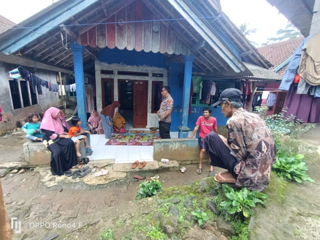 Polsek Pulosari dan Donatur Gelar Sosialisasi dan Survei Lokasi Pengeboran Sumber Air Bersih di Kp. Kadu Hiled 7 WhatsApp Image 2024 06 11 at 22.43.54