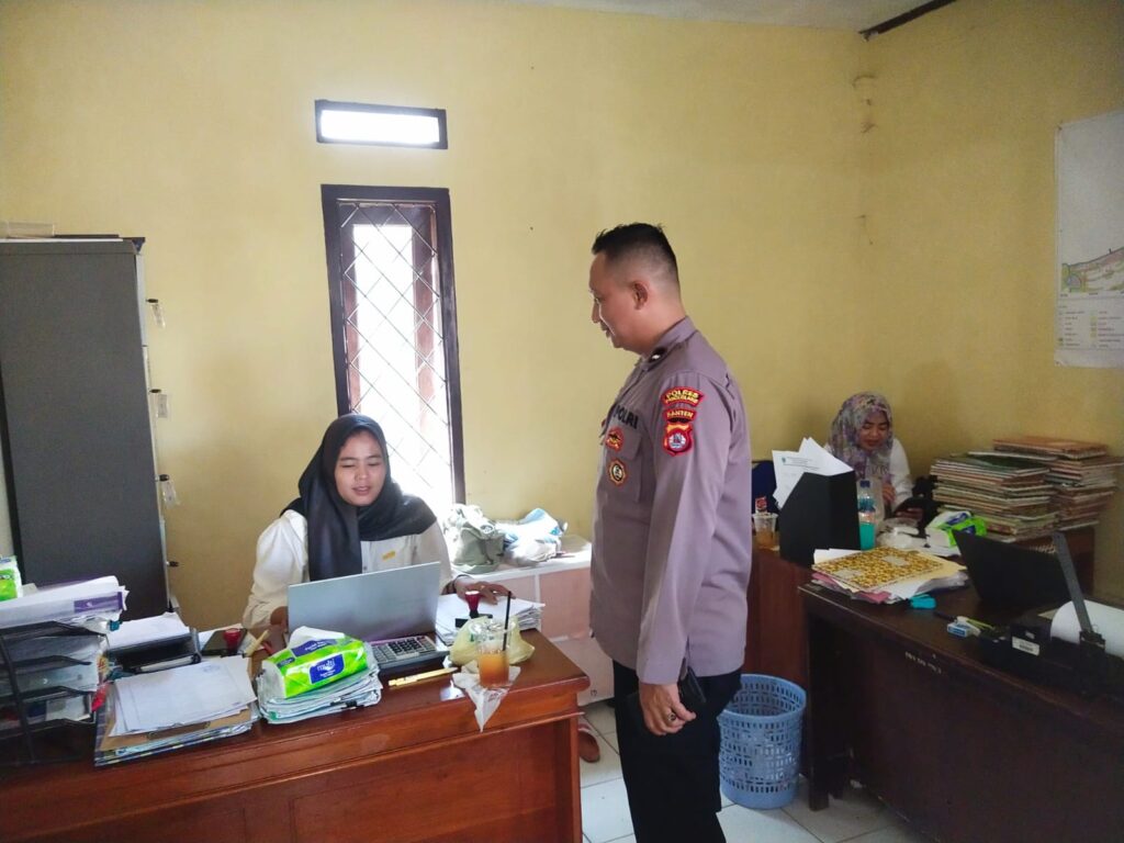 Bhabinkamtibmas Polsek Panimbang Rutin Gelar Sambang Desa untuk Jaga Kamtibmas 9 WhatsApp Image 2024 06 11 at 23.38.01