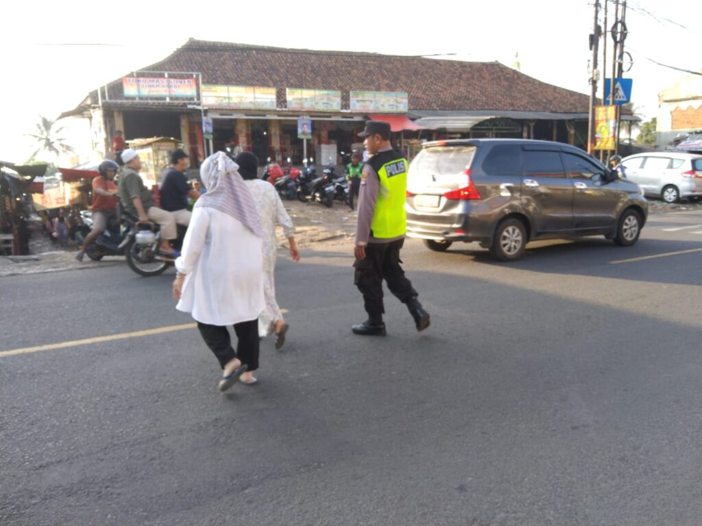 Pengaturan Lalu Lintas Pagi oleh Polsek Cadasari di Depan Pasar Cadasari 9 WhatsApp Image 2024 06 12 at 09.55.49