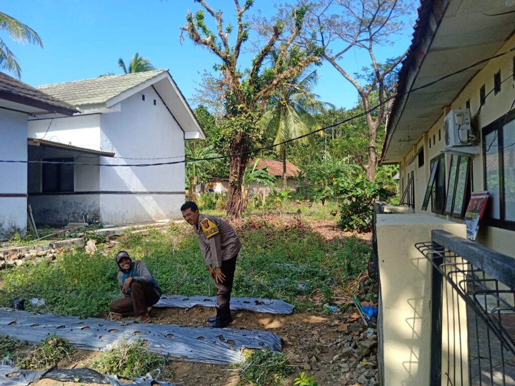 Bhabinkamtibmas Desa Kertamukti Polsek Sumur Gelar Silaturahmi untuk Tingkatkan Kamtibmas 7 WhatsApp Image 2024 06 12 at 16.38.22