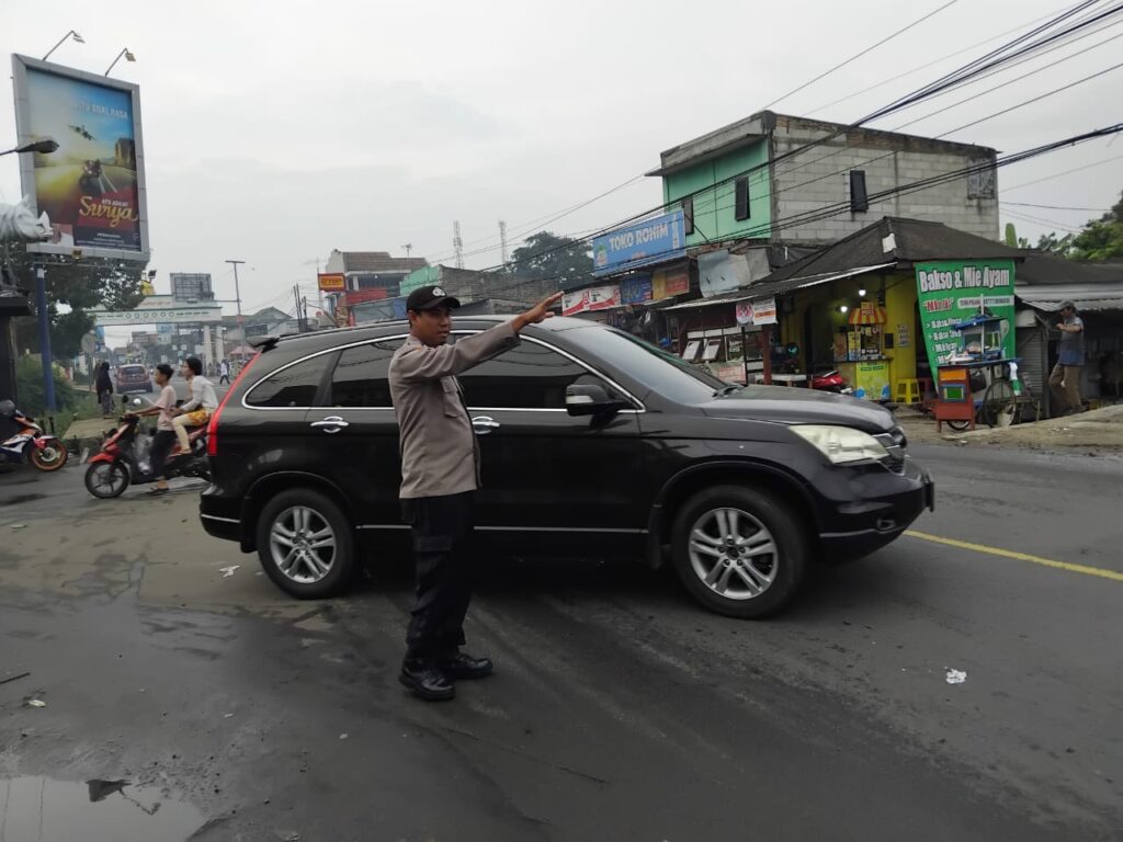 Polsek Cadasari Atur Arus Lalu Lintas Sore Hari Pasca Hujan 1 WhatsApp Image 2024 06 13 at 09.24.36