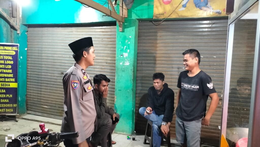 Bhabinkamtibmas Polsek Pagelaran Patroli Malam, Himbau Warga dan Anak Muda Hindari Tawuran dan Waspada Gengster 6 WhatsApp Image 2024 06 13 at 09.59.11