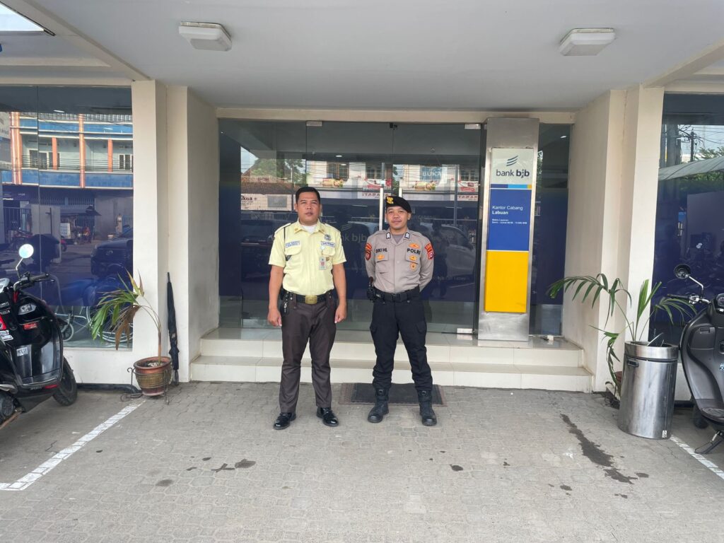 Satuan Pamobvit Polres Pandeglang Laksanakan Pengamanan di Bank BJB Labuan 8 WhatsApp Image 2024 06 13 at 13.30.15