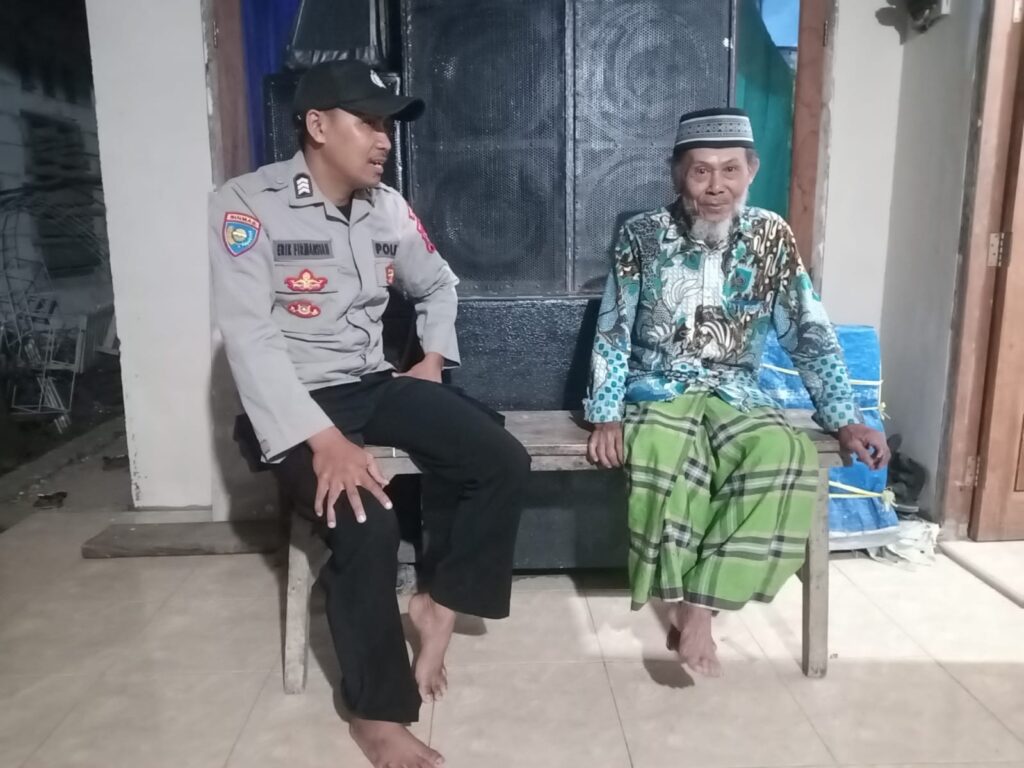 Polsek Sumur Silaturahmi dan Bahas Kenakalan Remaja di Desa Sumberjaya 8 WhatsApp Image 2024 06 14 at 08.18.57
