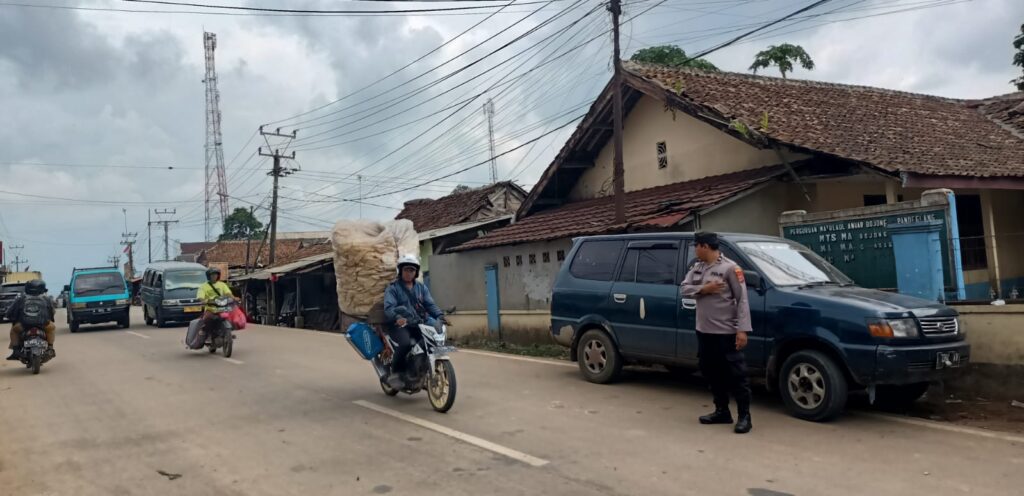 Polsek Bojong Polres Pandeglang Atasi Kemacetan dengan Gatur Pagi di Persimpangan Pasar Bojong 1 WhatsApp Image 2024 06 14 at 08.37.47