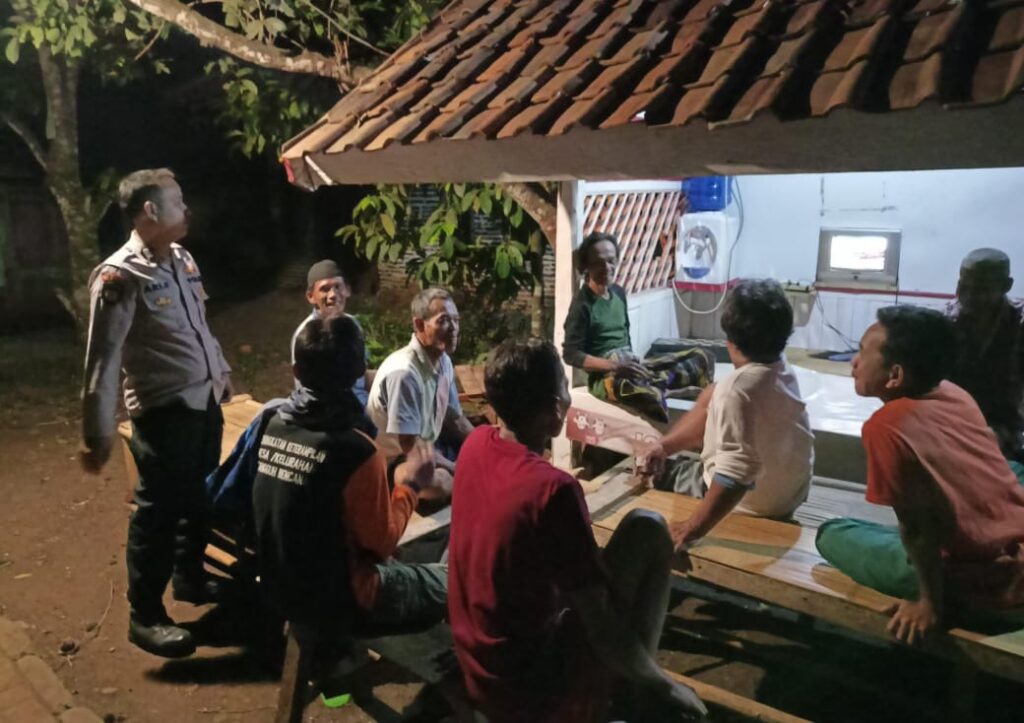 Bhabinkamtibmas Polsek Bojong Gelar Patroli Dialogis Malam Hari di Desa Binaan 2 WhatsApp Image 2024 06 14 at 08.38.11