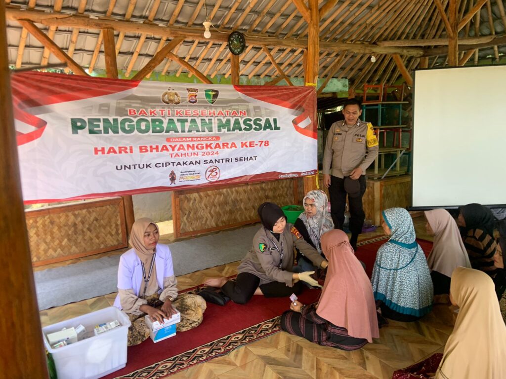 Sidokkes Polres Pandeglang Gelar Bakti Kesehatan di Pondok Pesantren Riyadul Mubtadiin Sambut HUT Bhayangkara ke-78 3 WhatsApp Image 2024 06 14 at 10.23.40