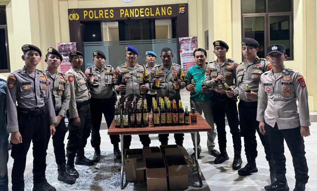 Sat Samapta Polres Pandeglang Amankan Puluhan Botol Miras dalam Operasi Pekat 5 WhatsApp Image 2024 06 22 at 03.18.13