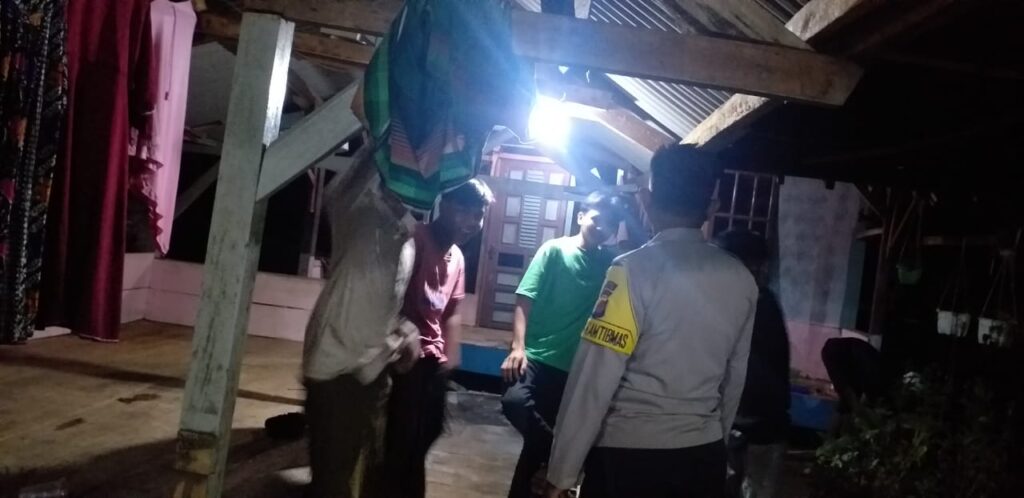 Personil Polsek Carita Melaksanakan Patroli Malam dan Mengunjungi Pos Ronda 7 WhatsApp Image 2024 07 04 at 06.39.13