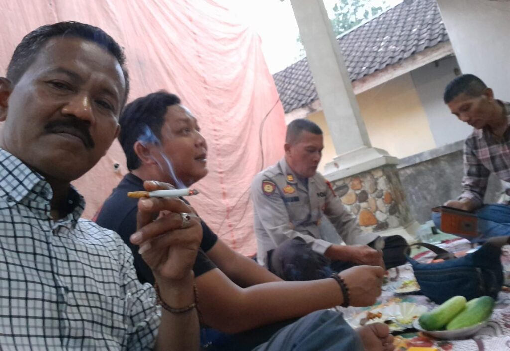 Jalin Komunikasi yang Baik dengan Masyarakat, Kapolsek Angsana Hadir Dalam Hajatan Warga 1 WhatsApp Image 2024 07 28 at 21.16.54