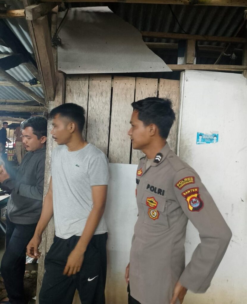 Anggota Polsek Angsana Polres Pandeglang Briptu Dadan Laksanakan Patroli Dialogis di Desa Angsana 3 WhatsApp Image 2024 07 28 at 21.17.21