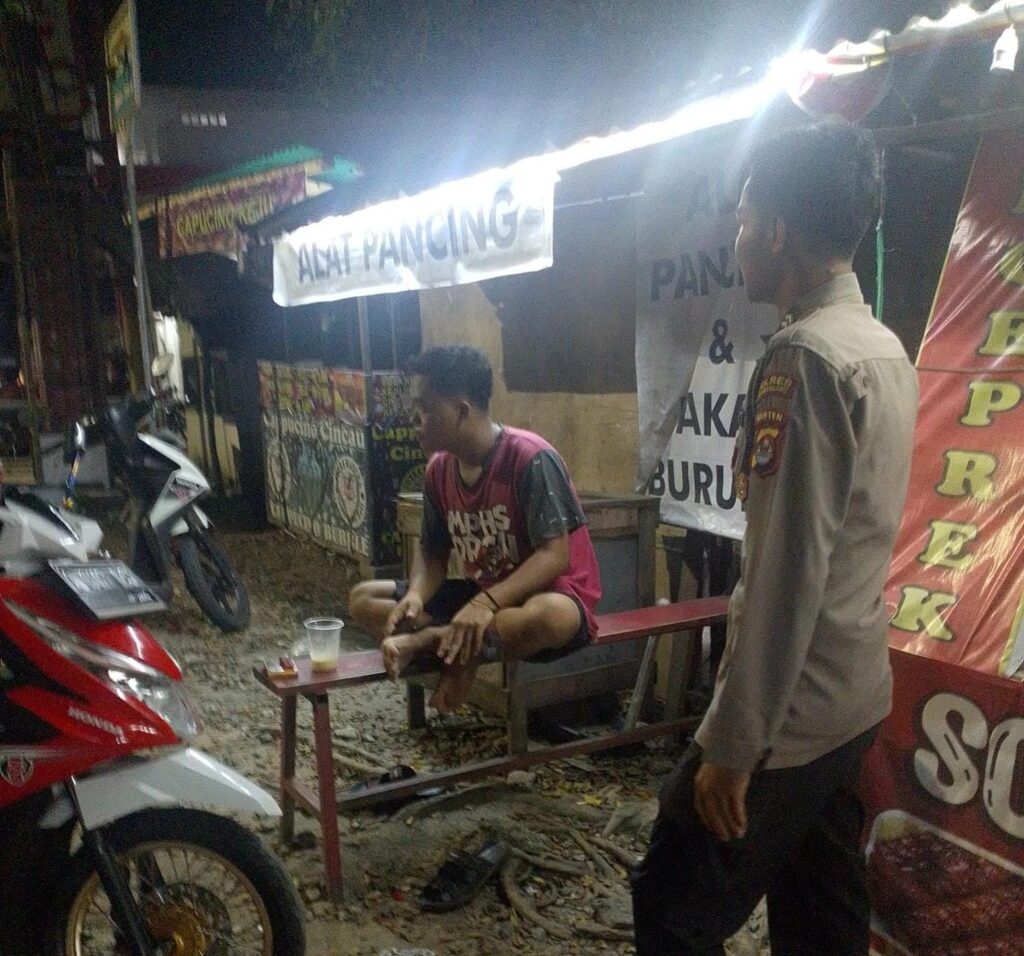 Cegah Kriminalitas, Anggota Polsek Angsana Polres Pandeglang Laksanakan Patroli Dialogis di Desa Cikayas 4 WhatsApp Image 2024 07 28 at 21.17.32